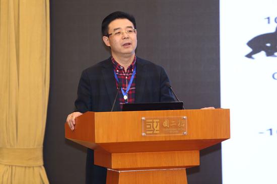 12月23日,中国科学院院士邹才能在“2018县域生态文明建设高峰论坛”上,讲述了“天然气革命”的发生经过,并对“美丽中国”提出自己的思考。