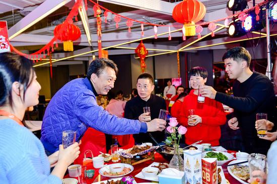 合伙人向公益嘉宾敬酒,左2为阿里巴巴市场公关委员会主席王帅,左3为阿里巴巴社会公益部总经理孙利军