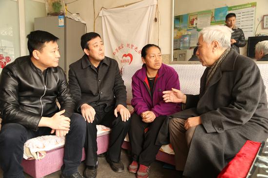 赵平理事长、延安市妇女儿童医院书记孙延明和延安麻洞川乡乡长黑海宁慰问贫困患者王芳。