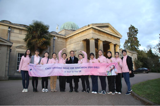 STEM GIRLS参观剑桥大学天文台,并与剑桥大学天文系Alec Boksenberg教授合影留念