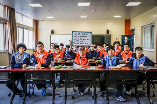 延安中学学生在上卫星课。