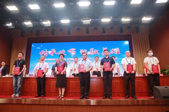 与会领导为本次活动采编组组长马达伟,采编组成员:崔俊荣、吉冬梅、赵性仓、贾涛、赵建宝、张磊、韦安庆、刘宁同志颁发证书