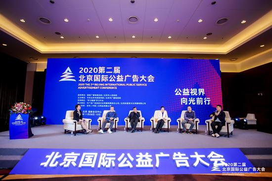 华南理工大学新闻与传播学院教授段淳林主持对话