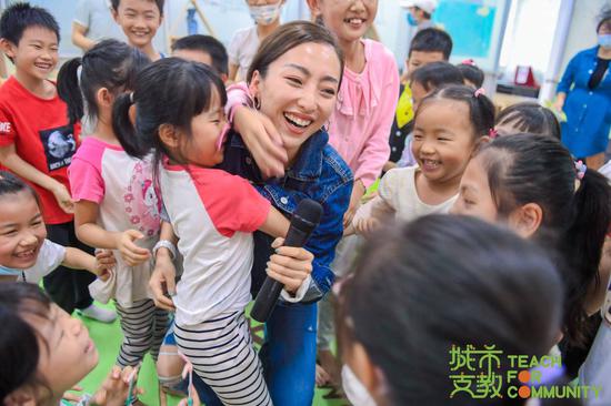 @DeeenaM 老师带领所有孩子一起合唱《听我说谢谢你》