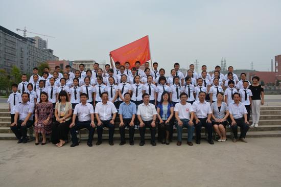 2016年9月,赖明勇主委等民建湖南省委领导出席新宁县焦家垅中学“思源佑华教育移民班”开班仪式并与师生合影