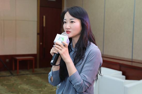 现场图片:范静女士发言