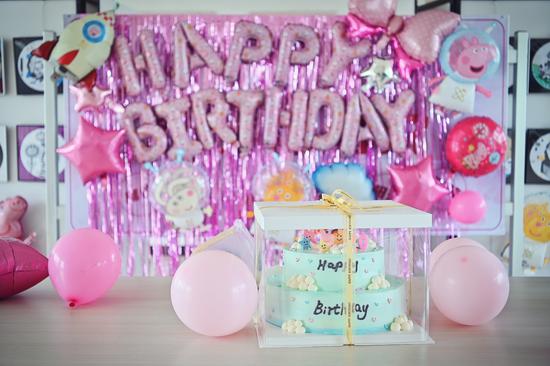 图:公益行志愿者为小丽举办生日会