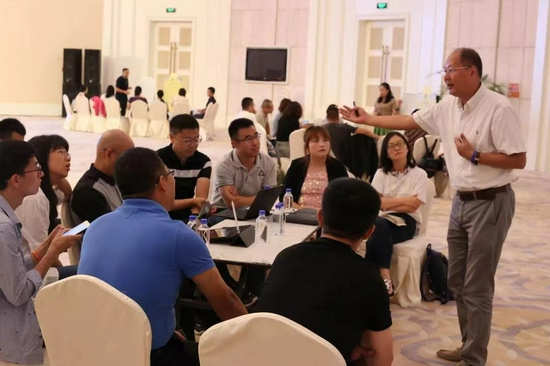 教育创新者大会现场,教师分享教育心得。