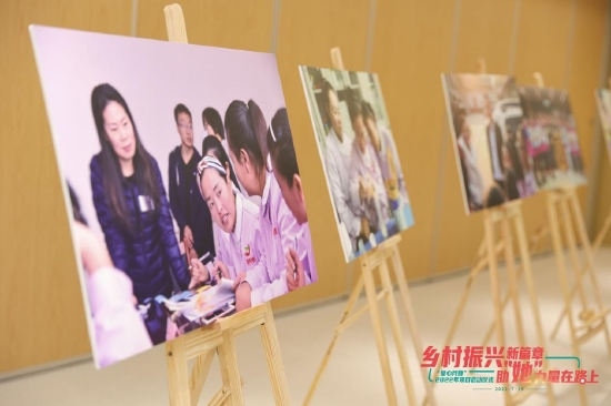 爱心月嫂学员在课堂上学习家政和育儿技能