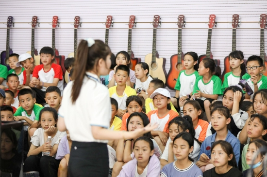 中央音乐学院歌唱家为孩子们进行音乐课指导