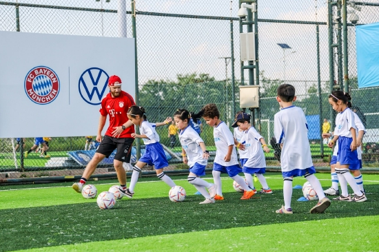 大众汽车足球公益日活动成功举办,为青少年提供了体验足球文化、感受足球魅力及践行公益实践的机会。