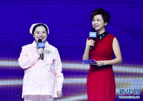 1月18日,“代理妈妈”彭锡萍(左)上台领奖。当日,新华社主办的“中国网事·感动2018”年度颁奖典礼在中国传媒大学举行,10位“草根”成为舞台上最闪亮的明星。新华社记者 李贺 摄