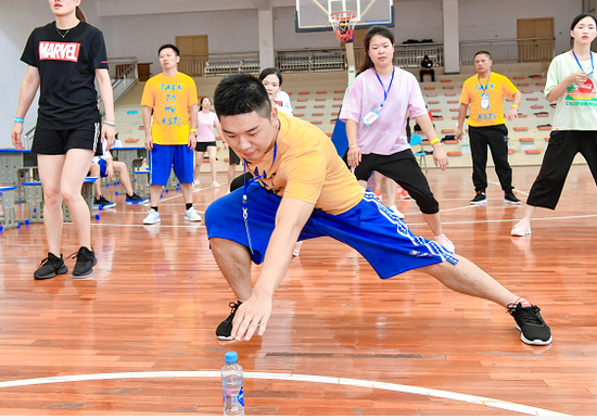 胡一星正在练习侧弓箭步触标志物