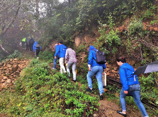 穿过泥泞的乡间小路，学员们沿着山路吃力前行