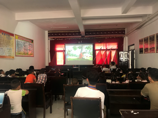 在四川省阿坝藏族羌族自治州,北京科技大学志愿者正在为学生播放索尼影视影片《愤怒的小鸟》