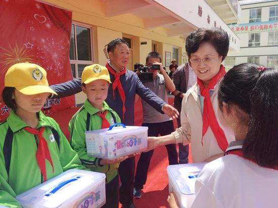 宋秀岩看望甘肃省漳县、西和县的孩子们并送去“HELLO小孩”爱心套餐