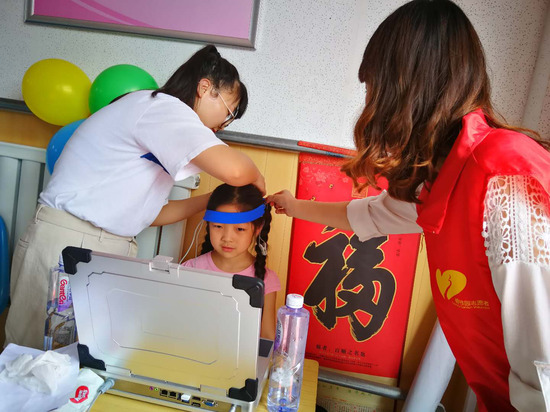 为村民们进行脑波检测