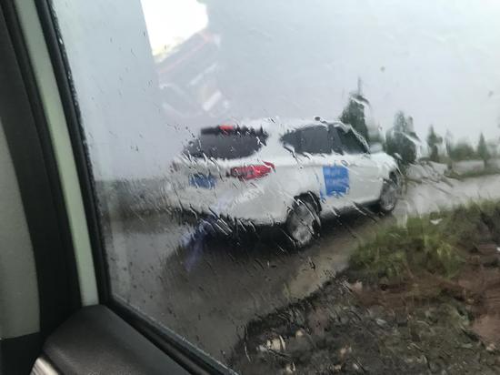 汽车爬坡吃力,停了下来