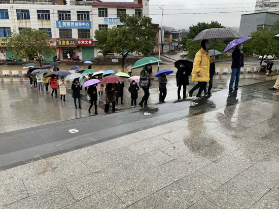 江西省安远县城北小学雨中演练——保持一米间隔 有序进入