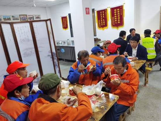 县领导陪环卫工人一起吃早餐