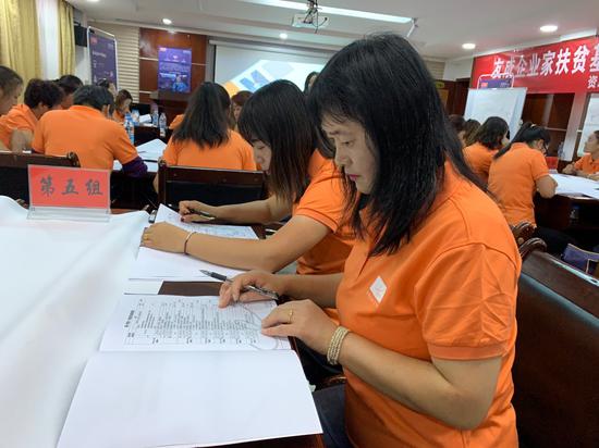 (张晓军在香橙妈妈大学的培训课程中听课)