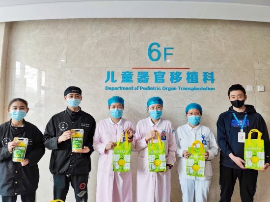 沪上阿姨鲜果茶暖心慰问全国多地一线医务工作者