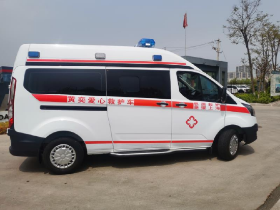 4月26日,黄奕携手“思源工程”捐赠的负压救护车从山东启程奔赴上海