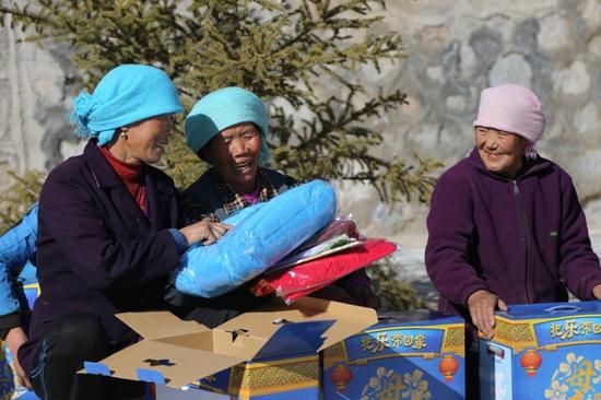 “母亲邮包”让藏族阿妈在冬日暖阳下展笑颜