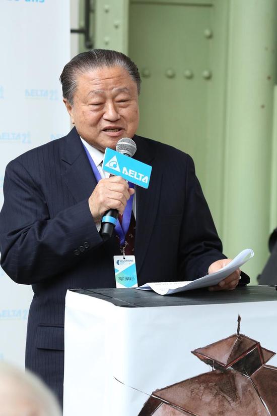 图二 台达集团创办人暨荣誉董事长郑崇华分享台达绿色建筑"筑回自然"