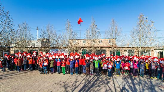 ”普伴透明公益“张北希望小学爱心传递仪式合影留念