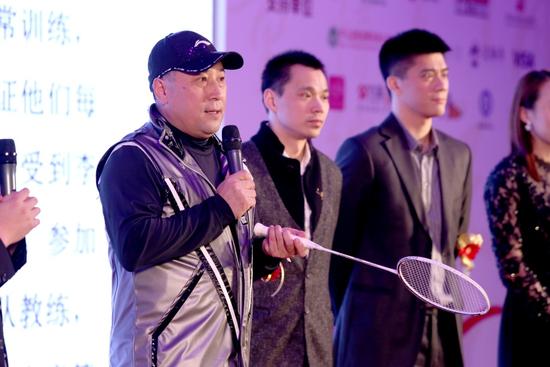 图为李永波拍卖殿堂级国家队羽毛球之旅和冠军球拍
