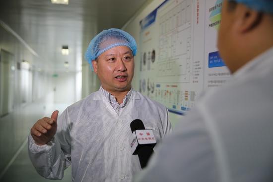 中赢生命方舟细胞银行总裁吴忠福在国际领先的GMP标准实验室内接受采访