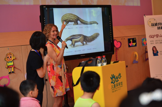 来自新加坡国立大学的博士Henle Nash女士带领着现场20组小朋友及家长一起探秘这个全身长满鳞片的可爱物种