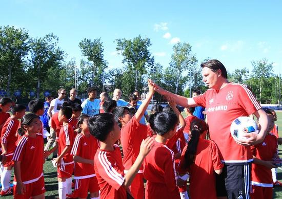 清华附小同学接受世界级足球青训学院指导
