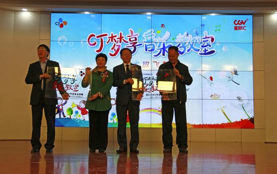 与会领导为茂县两所学校授牌