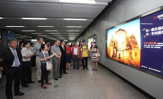 嘉宾参观M地铁·影廊首期活动主题车站