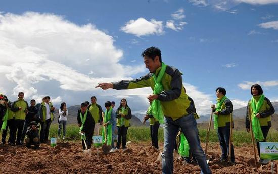 “力士·绿哈达行动”公益宣传员撒贝宁与嘉宾在林周县卡孜乡白朗村草场体验植草