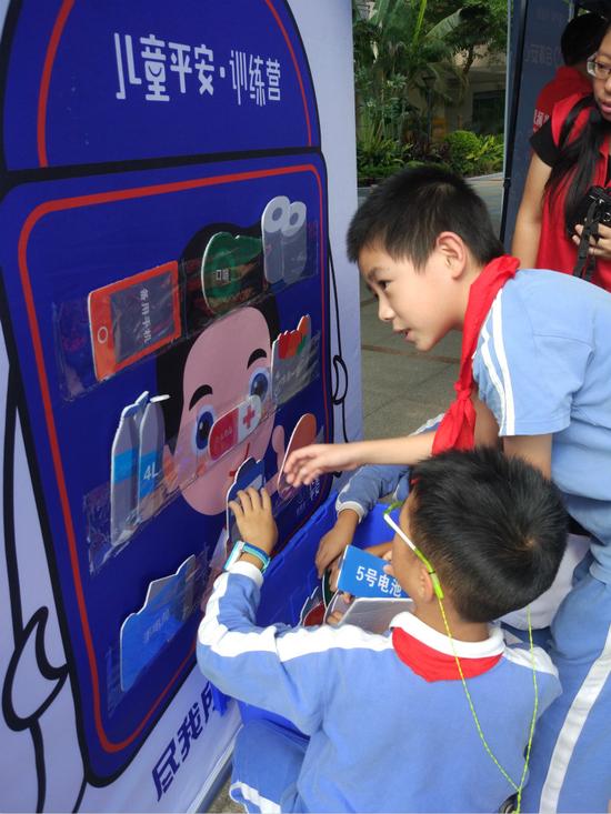  2016年10月13日，儿童平安训练营在深圳市观澜街道库坑小学举行，这是孩子们自主选择家庭应急包内的物品。