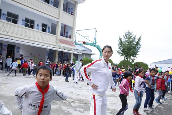 同学们教奥运冠军焦刘洋学习土家族“摆手舞”