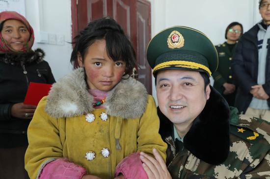 郑静晨副部长与前来参加筛查的藏族小姑娘在一起