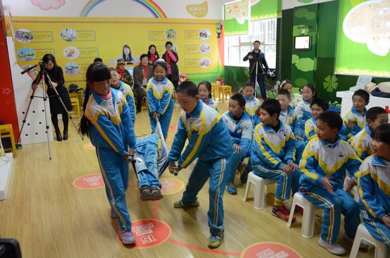 藏区学生制作简易担架进行伤员搬运演练