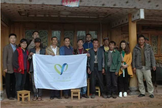 “向环保先锋致敬”项目考察组和丽江健康与环境研究中心工作人员合影