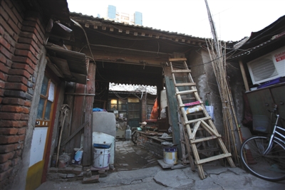 2014年1月8日,坐落于西城区南横西街13号的区级文保单位粤东新馆十分破败。西城区对其进行征收,粤东新馆成为北京市第一个依照《国有土地上房屋征收与补偿条例》进行征收的文物。
资料图片