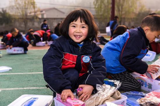 HELLO小孩为四川震区儿童送去新年礼物