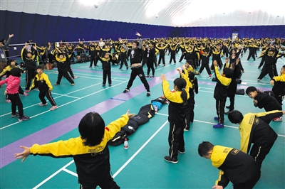 2015年12月8日，北京市空气重污染红色预警启动首日，在昌平区的北京私立汇佳学校具有新风系统的气膜馆内，部分寄宿学生在老师的带领下进行体育活动。新京报记者 李飞 摄