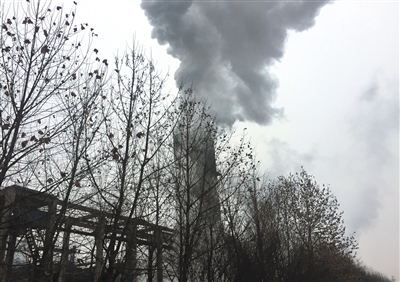 1月16日下午,山西同世达煤化工集团脱焦塔浓烟滚滚。