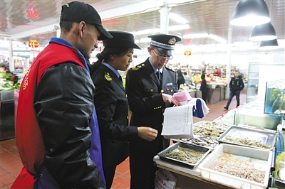 近日，东城区食药监执法人员对市场的水产摊位检查，着重了解进货渠道。通讯员 张胜楠 摄