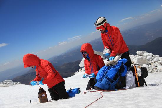 2015年5月至6月，绿色和平前往全球10个偏远地区采集了雪及湖水样本，发现含有PFCs。