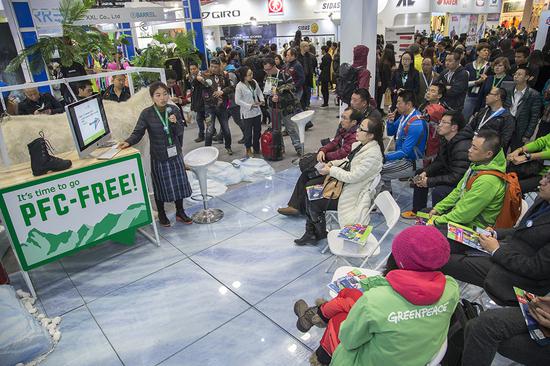 2016年2月，绿色和平在ISPO北京上向公众和业界呼吁淘汰含PFCs的防水面料。数千消费者和业界人士都参与其中。