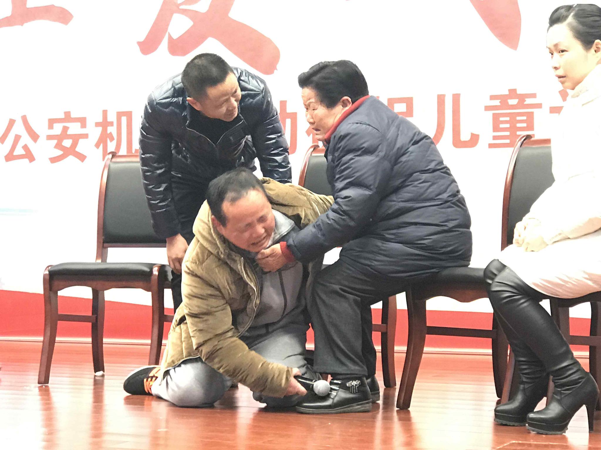 图为：母亲王清莲，孩子邵长见相认现场。